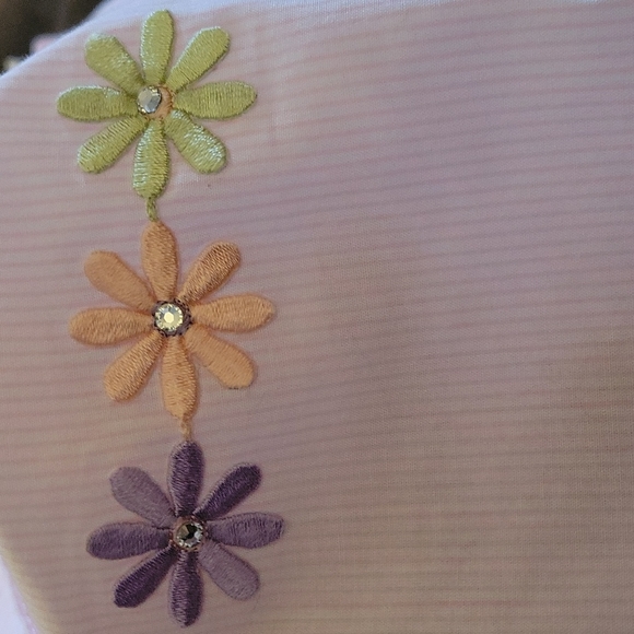 Cute button up top - Picture 5 of 6